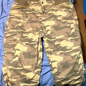Green women cargo Capri pants. Army blend